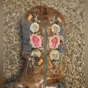 Macie Bean Women’s floral embroidered cowboy boots